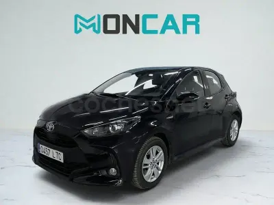 Usado Toyota Yaris Hybrid Active 116 CV (85 kW) 2021 Negro Berlina
