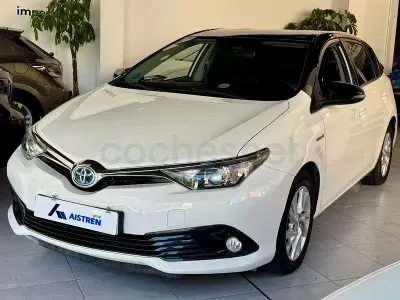 Usado Toyota Auris Hybrid Active 136 CV (100 kW) 2017 Blanco Berlina