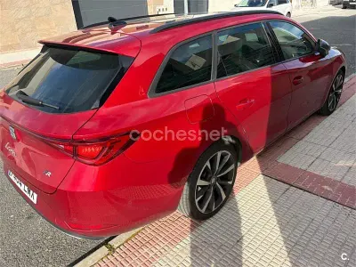 Usado Seat Leon FR 150 CV (110 kW) 2021 Granate Familiar