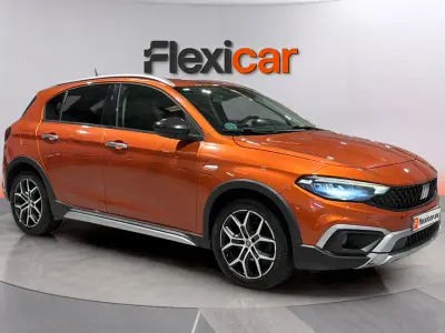 Usado Fiat Tipo Cross 101 CV (74 kW) 2021 Naranja Berlina