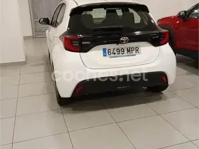 Usado Toyota Yaris Hybrid Style 116 CV (85 kW) 2024 Blanco Berlina