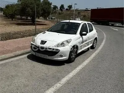 Usado Peugeot 206+ 70 CV (51 kW) 2011 Blanco Utilitario