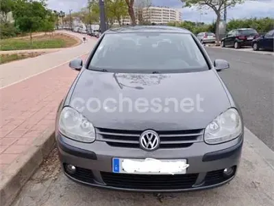 Usado VW Golf IV Highline 105 CV (77 kW) 2005 Gris / plata Berlina