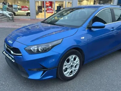 Usado Kia Ceed 101 HP (74 kW) 2024 Azul Citadino