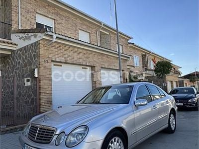 Usado Mercedes E270 Avantgarde 177 CV (130 kW) 2004 Gris / plata Berlina