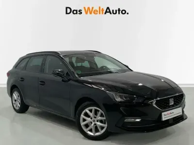 Usado Seat Leon Style 130 CV (95 kW) 2022 Negro Familiar