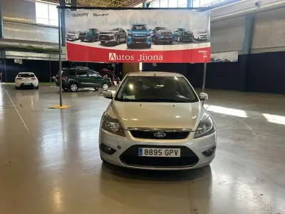 Usado Ford Focus Trend 116 CV (85 kW) 2009 Plateado Utilitario