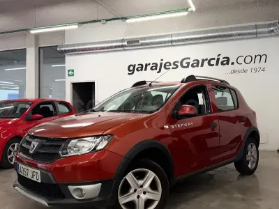 Usado Dacia Sandero Stepway 90 CV (66 kW) 2015 Naranja Berlina