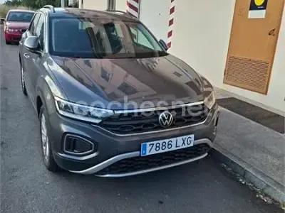 Usado VW T-Roc 115 CV (84 kW) 2022 Gris / plata SUV