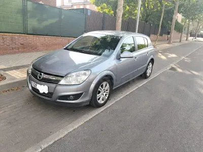 Usado Opel Astra Edition 115 CV (84 kW) 2010 Gris / plata Berlina