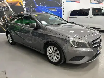 Usado Mercedes A180 Urban 109 CV (80 kW) 2014 Gris / plata Utilitario