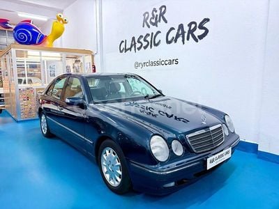 Azul Usado 2000 Mercedes E240 Classic Berlina | 7900 €