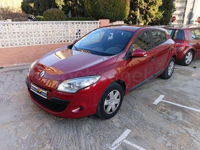 Usado Renault Mégane Authentique 85 CV (62 kW) 2010 Granate Berlina