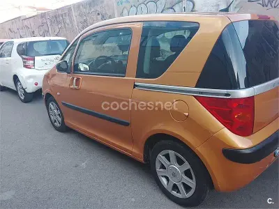 Usado Peugeot 1007 90 CV (66 kW) 2006 Naranja Monovolumen