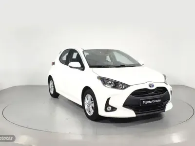 Usado Toyota Yaris Hybrid Active 116 CV (85 kW) 2022 Blanco Berlina