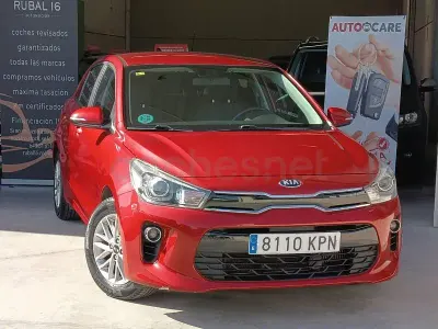 Usado Kia Rio 100 CV (73 kW) 2018 Rojo Berlina