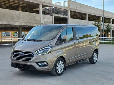 Usado Ford Tourneo Titanium 170 CV (125 kW) 2019 Gris / plata Monovolumen