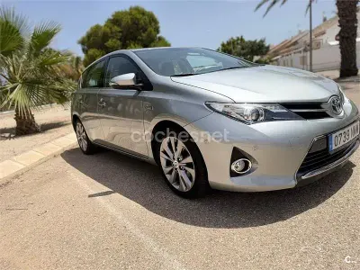 Usado Toyota Auris Hybrid Advance 136 CV (100 kW) 2013 Gris / plata Berlina