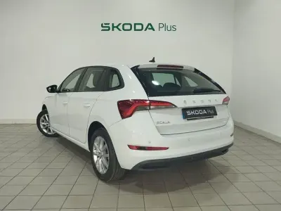 Usado Skoda Scala Active 110 CV (80 kW) 2022 Blanco Utilitario