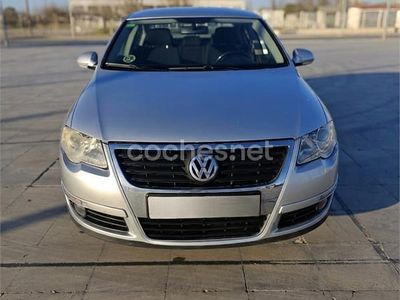Usado VW Passat Sportline 140 CV (102 kW) 2005 Gris / plata Berlina