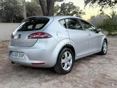 Usado Seat Leon Sport 105 CV (77 kW) 2006 Gris / plata Utilitario