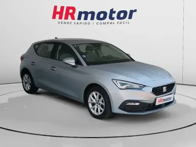 Usado Seat Leon Style 110 CV (80 kW) 2021 Gris Utilitario