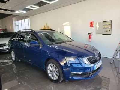Usado Skoda Octavia Ambition 116 CV (85 kW) 2017 Azul Familiar
