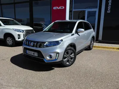 Usado Suzuki Vitara GLX 129 CV (94 kW) 2023 Gris / plata SUV