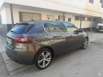 Usado Peugeot 308 Allure 130 CV (95 kW) 2019 Gris / plata Berlina