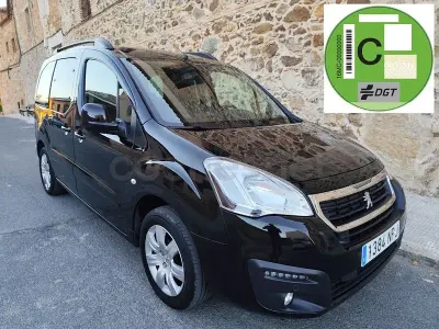 Usado Peugeot Partner Tepee Style 120 CV (88 kW) 2016 Negro Monovolumen