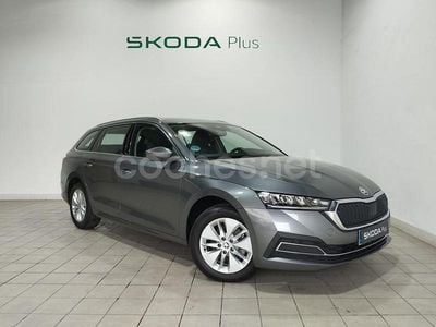 Gris / plata Usado 2024 Skoda Octavia Ambition Familiar | 25.990 € (Precio justo)