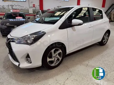 Usado Toyota Yaris Hybrid Active 100 CV (73 kW) 2015 Blanco Berlina