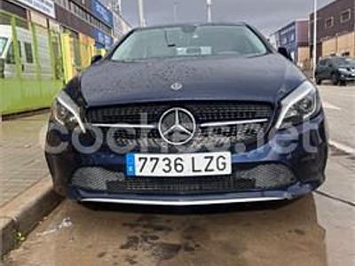 Usado Mercedes A180 109 CV (80 kW) 2018 Azul Berlina