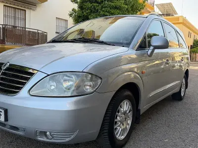Usado SsangYong Rodius 155 CV (114 kW) 2013 Gris / plata Monovolumen