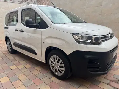Usado Citroën Berlingo Live 102 CV (75 kW) 2021 Blanco Monovolumen