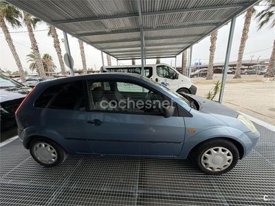 Usado Ford Fiesta Trend 80 CV (58 kW) 2003 Azul Utilitario