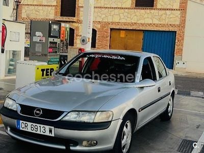 Gris / plata Usado 1998 Opel Vectra Berlina | 2500 €