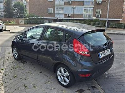 Usado Ford Fiesta Ghia 96 CV (70 kW) 2010 Gris / plata Berlina