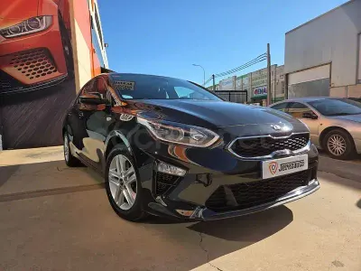 Usado Kia Ceed 136 CV (100 kW) 2021 Negro Utilitario