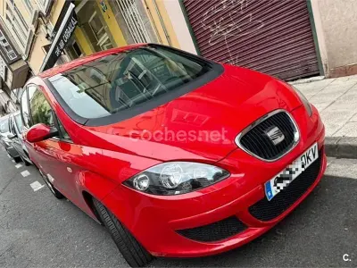 Usado Seat Altea 105 CV (77 kW) 2005 Rojo Monovolumen