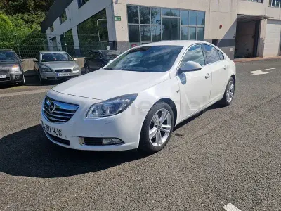 Usado Opel Insignia Sportive 160 HP (117 kW) 2012 Branco Sedan