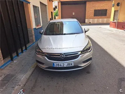 Usado Opel Astra Dynamic 110 CV (80 kW) 2016 Gris / plata Berlina