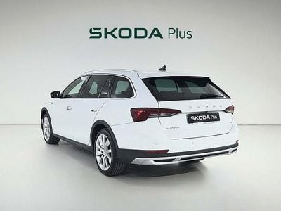 Usado Skoda Octavia Scout 4x4 150 CV (110 kW) 2022 Blanco Familiar