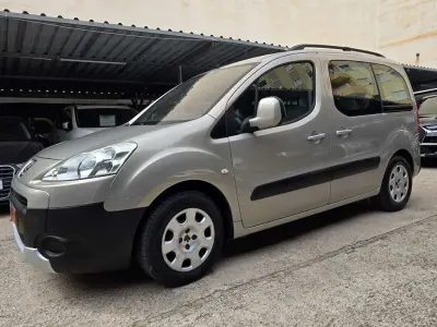 Usado Peugeot TePee 90 CV (66 kW) 2009 Beige Van