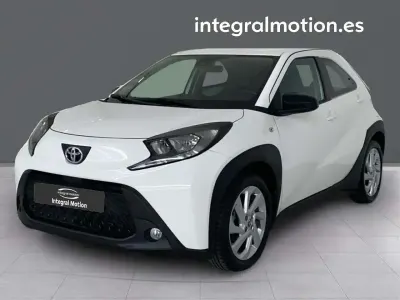 Usado Toyota Aygo X Play 72 CV (52 kW) 2025 Blanco SUV