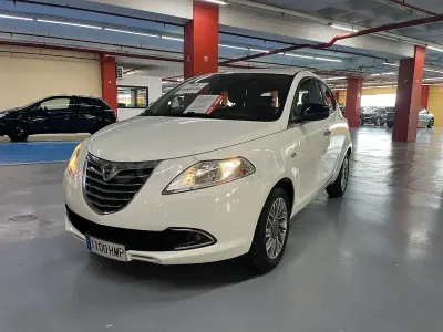 Usado Lancia Ypsilon Platinum 69 CV (50 kW) 2012 Blanco Utilitario
