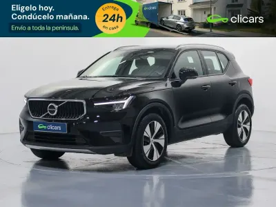 Käytetty Volvo XC40 Core 129 HP (94 kW) 2023 Musta Katumaasturi
