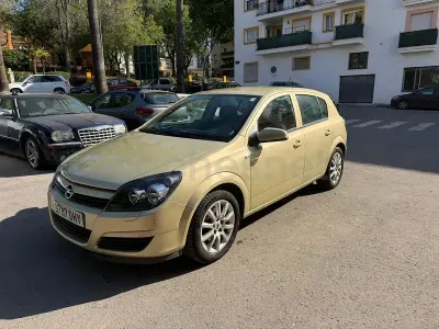Usado Opel Astra Club 80 CV (58 kW) 2005 Beige Berlina
