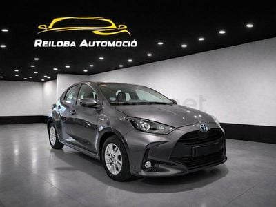 Usado Toyota Yaris Hybrid Active 116 CV (85 kW) 2021 Gris / plata Berlina