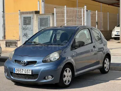 Usado Toyota Aygo Connect Style 68 CV (50 kW) 2010 Azul Utilitario